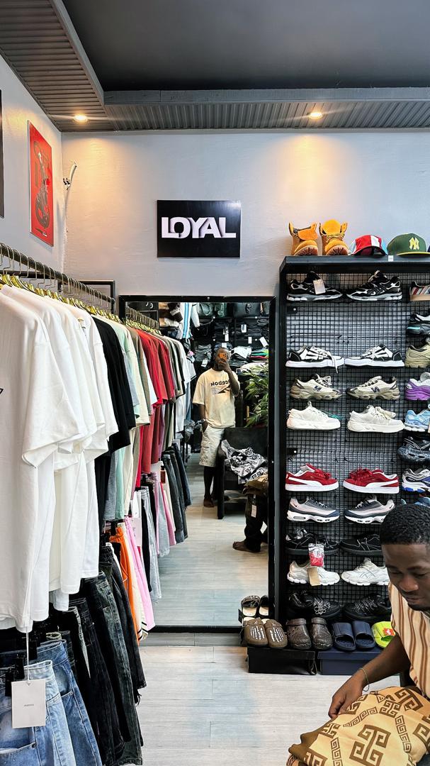 Boutique Dri Valé — mur sneakers